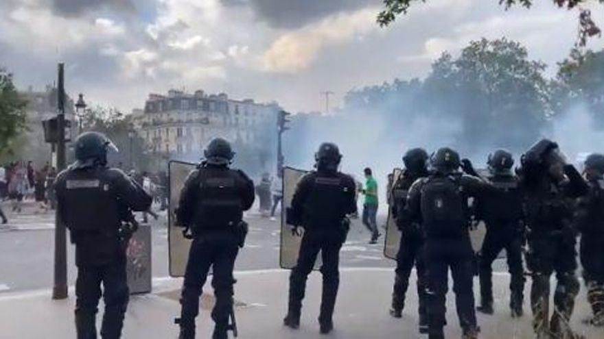 La Policía reprimió una manifestación en París contra el pase sanitario y la vacunación obligatoria