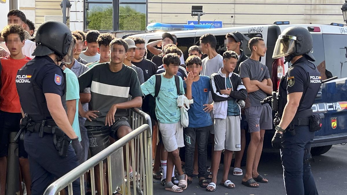 Multitud de menores migrantes esperan para su filiación frente a la Jefatura Superior de la Policía Nacional en Ceuta este lunes. EFE/ Reduan