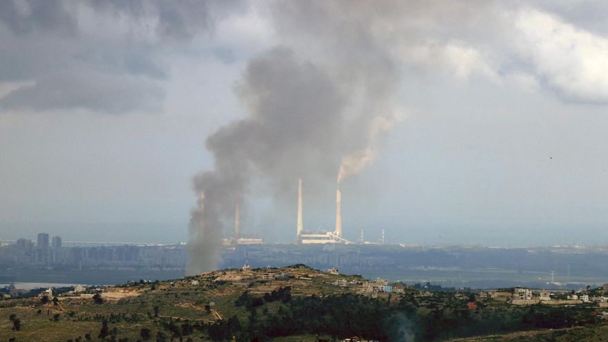 Columna de humo por el impacto de un misil en la zona comprendida entre Cisjordania y la ciudad israelí de Hadera, vista desde Nablus.