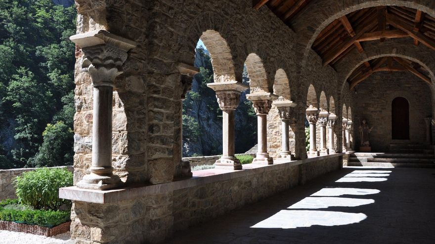 Claustro de San Martín del Canigó.