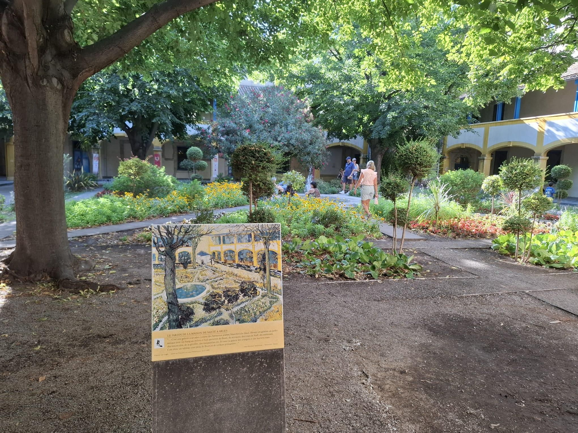 Patio del Hotel-de-Dieu donde Van Gogh fue ingresado.