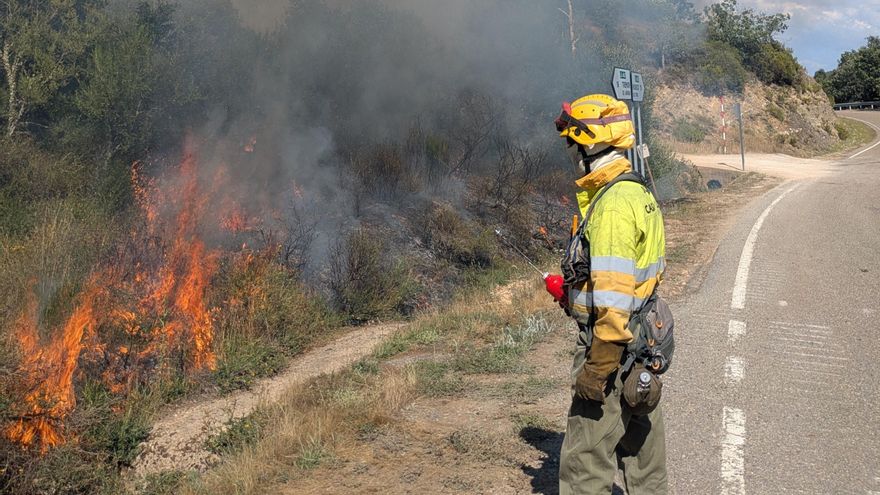 El incendio de Murias de Ponjos se perfila como el más grave del año en la provincia de León y desaloja seis pueblos