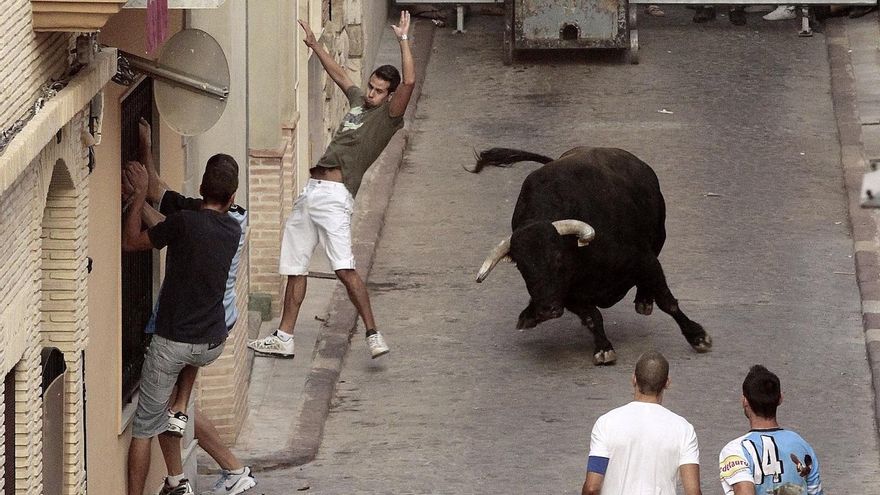 Fallece un hombre al recibir una cogida en los bous al carrer de la Pobla de Farnals