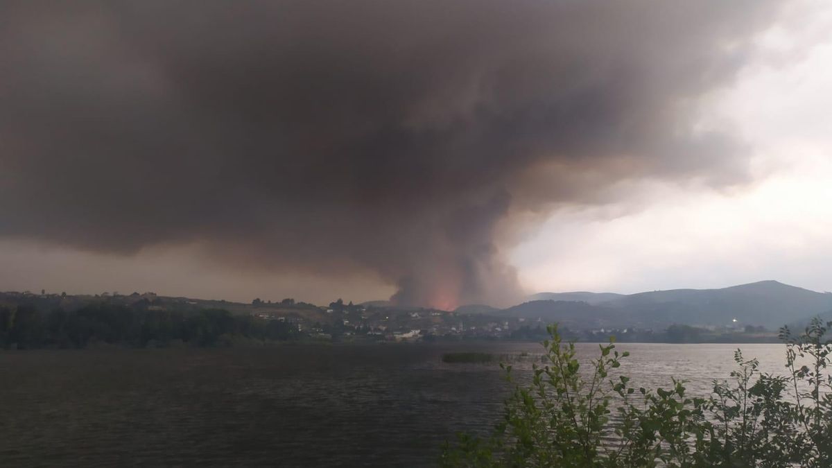 Vista del incendio de Larouco, desde A Rúa.