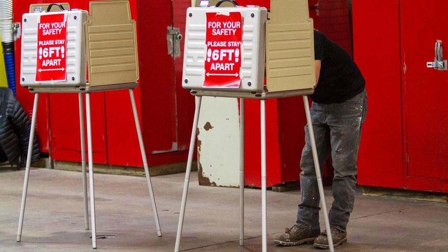 Una persona vota e Detroit, Michigan, el 3 de noviembre de 2020. EFE/Jeffrey Sauger