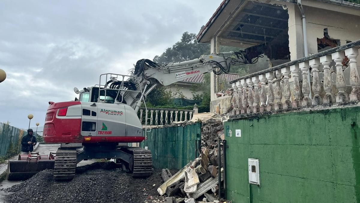 Comienza la demolición de dos de las 255 viviendas con sentencia de derribo en Argoños desde hace décadas