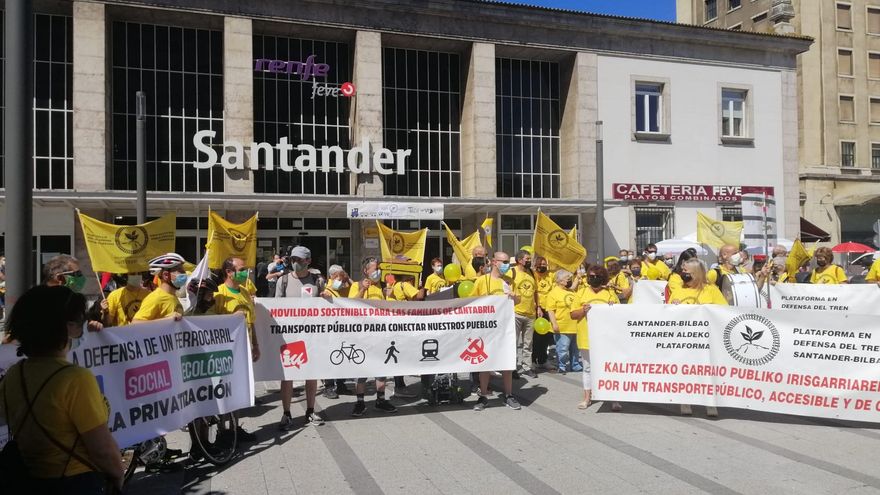 Imagen de la concentración de la Plataforma en Defensa del Tren Santander-Bilbao y de Cantabria por lo Público para pedir la recuperación de frecuencias en la línea