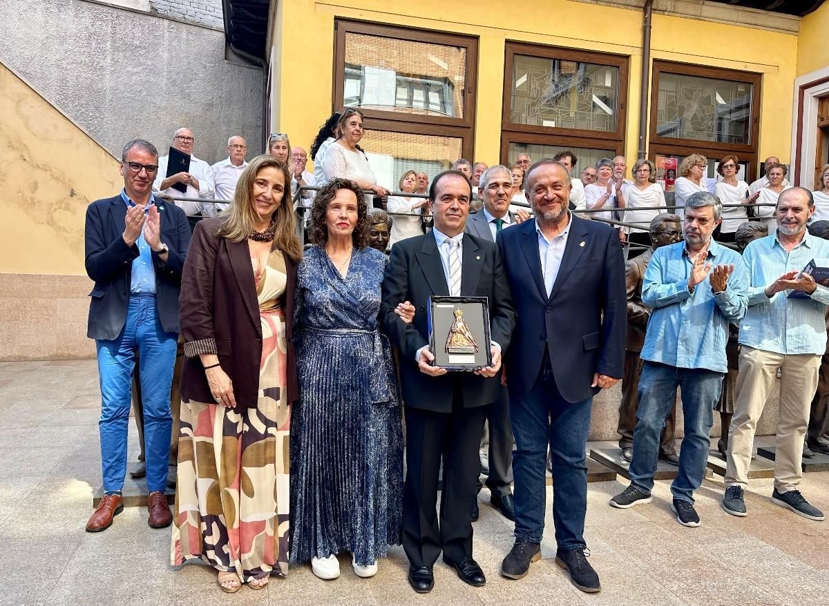 La familia Maraña Alonso recibiendo un aplauso.