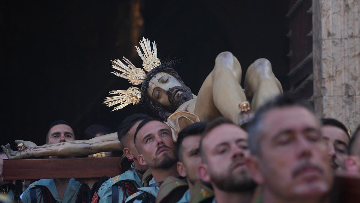 El vía crucis de La Caridad, en imágenes