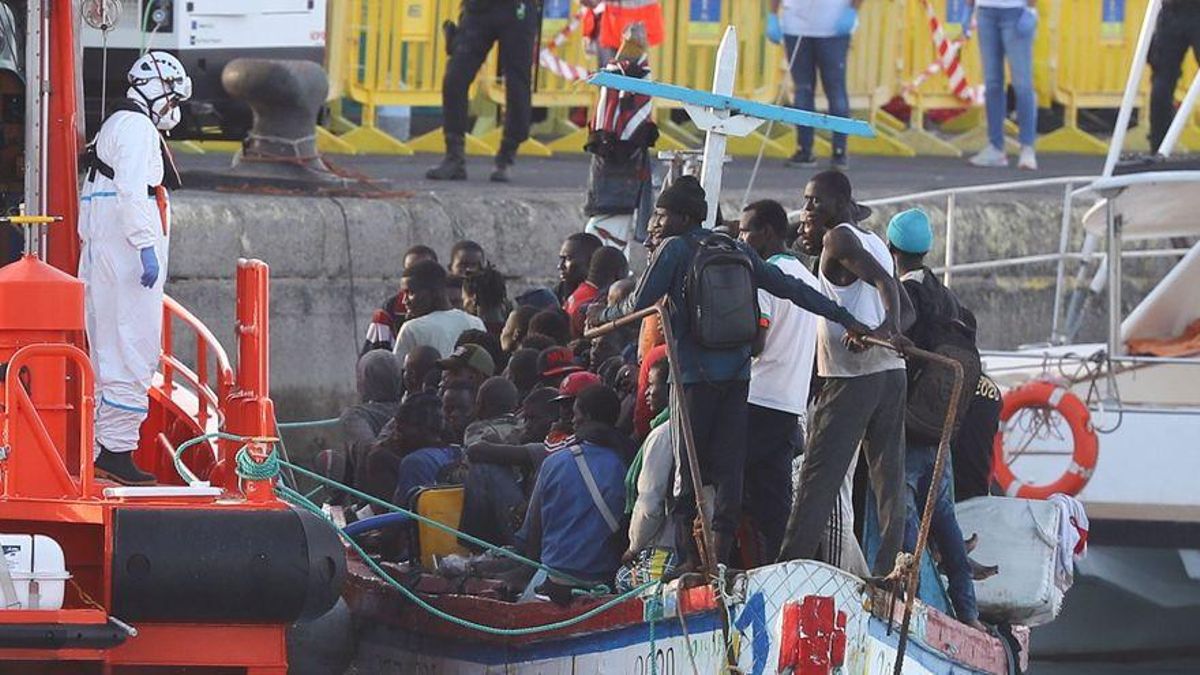 Un grupo de migrantes rescatados por Salvamento Marítimo desembarca en el muelle de Arguineguín
