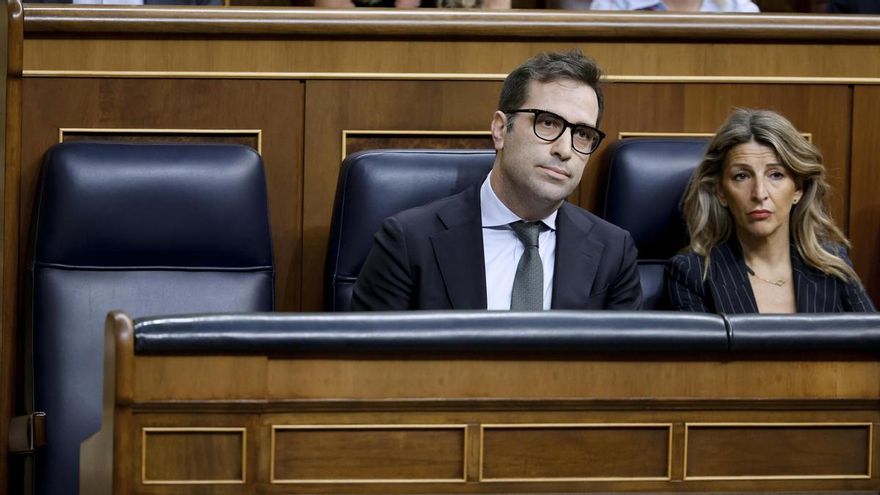 El vicepresidente primero y ministro de Economía, Comercio y Empresa, Carlos Cuerpo, y la vicepresidenta segunda y ministra de Trabajo y Economía Social, Yolanda Díaz, asisten a la sesión de control al Gobierno celebrada este miércoles en el Congreso de los Diputados.