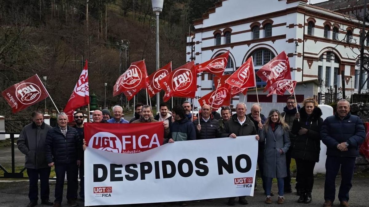 Concentración de la plantilla de Repsol contra el despido de un empleado en Aguayo.