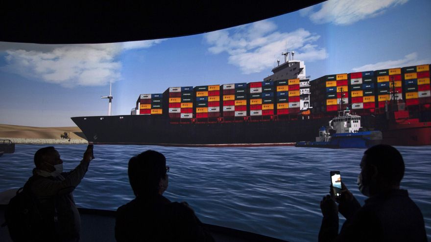 Declaran apto para la navegación al "Ever Given", pero seguirá en el canal de Suez