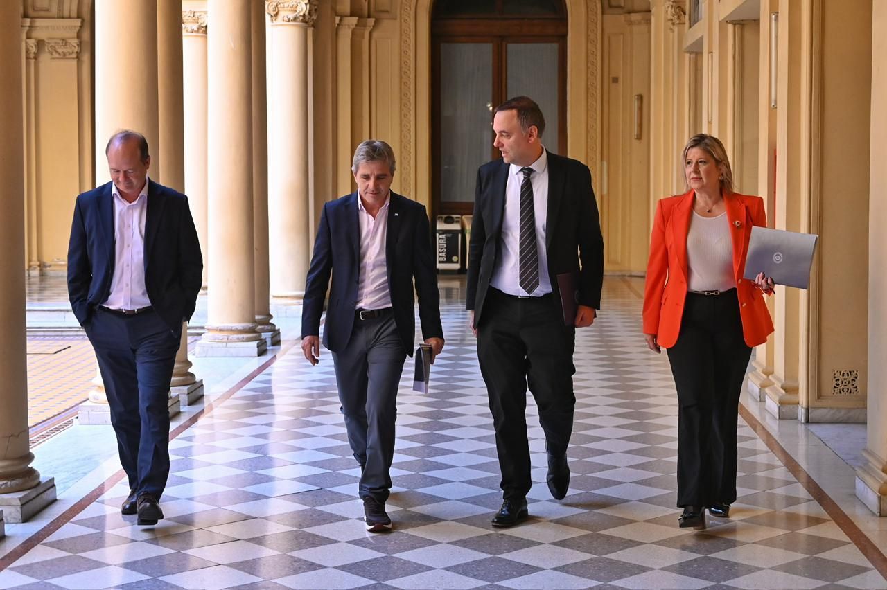 Manuel Adorni, junto a Luis Caputo, Alejandra Monteoliva y el secretario de Energiá, Daniel González, antes de una conferencia de prensa, el 8 de mayo de 2026