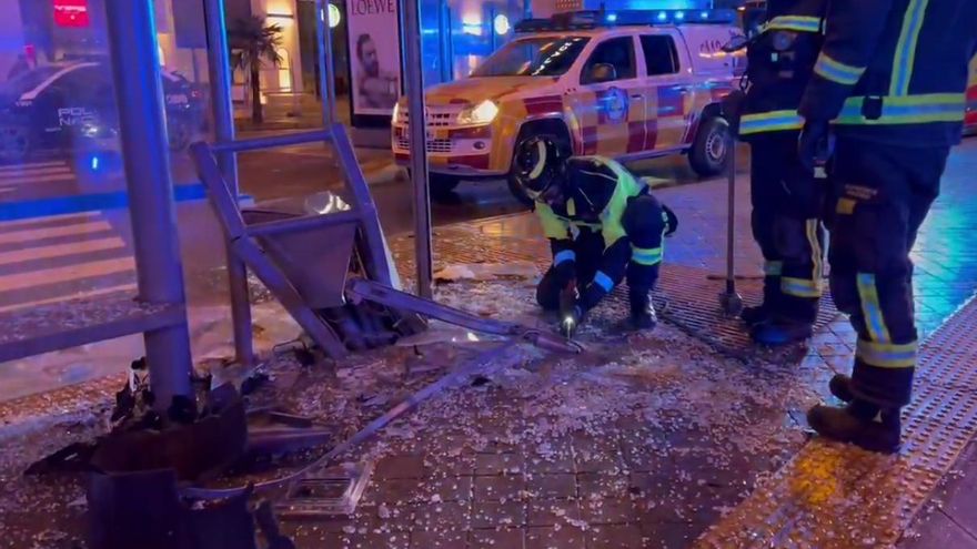 Un joven muerto y otro herido grave en un atropello cuando esperaban el bus en una parada de la plaza de Neptuno