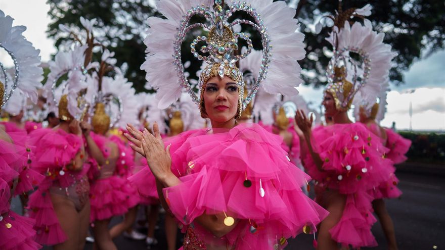 Las integrantes de una comparsa se preparan momentos antes de participar este domingo en el concurso Ritmo y Armonía del Carnaval de Santa Cruz de Tenerife. EFE/Ramón de la Rocha