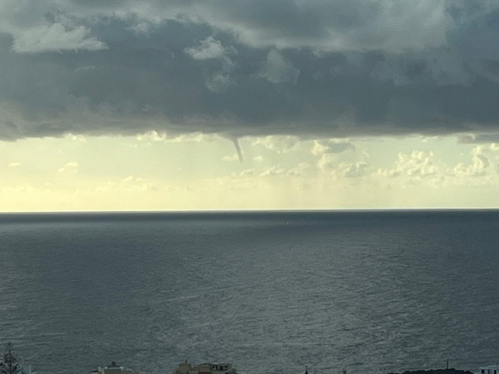 Imagen de la tuba formándose, a primeras horas de este miércoles,  1 de octubre, frente a la costa este de La Palma.