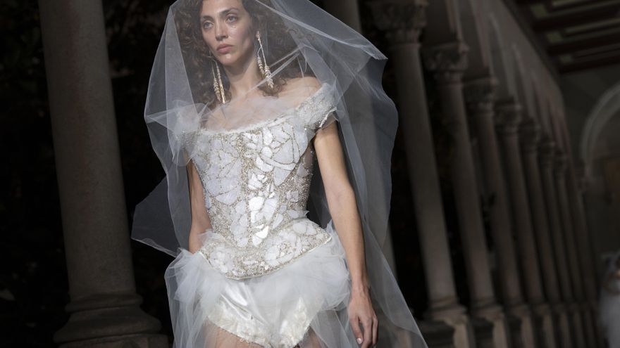 Las novias punk de Vivienne Westwood se "gradúan" en la Universidad de Barcelona