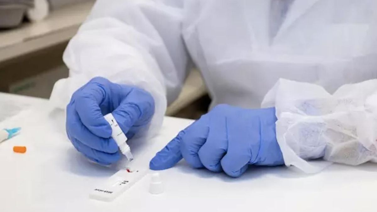 Un sanitario realiza un test de COVID-19. AYUNTAMIENTO DE ZARAGOZA / MIGUEL G. GARCÍA