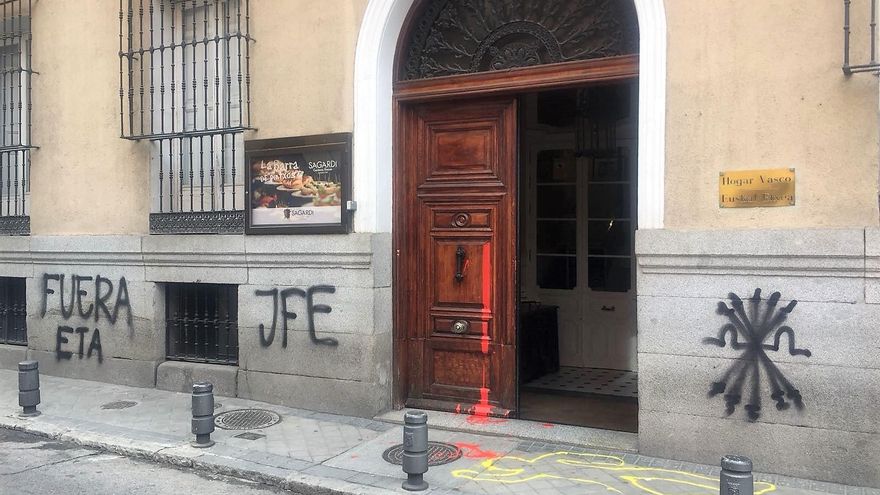Pintadas en la fachada de la Casa Vasca, en Madrid.