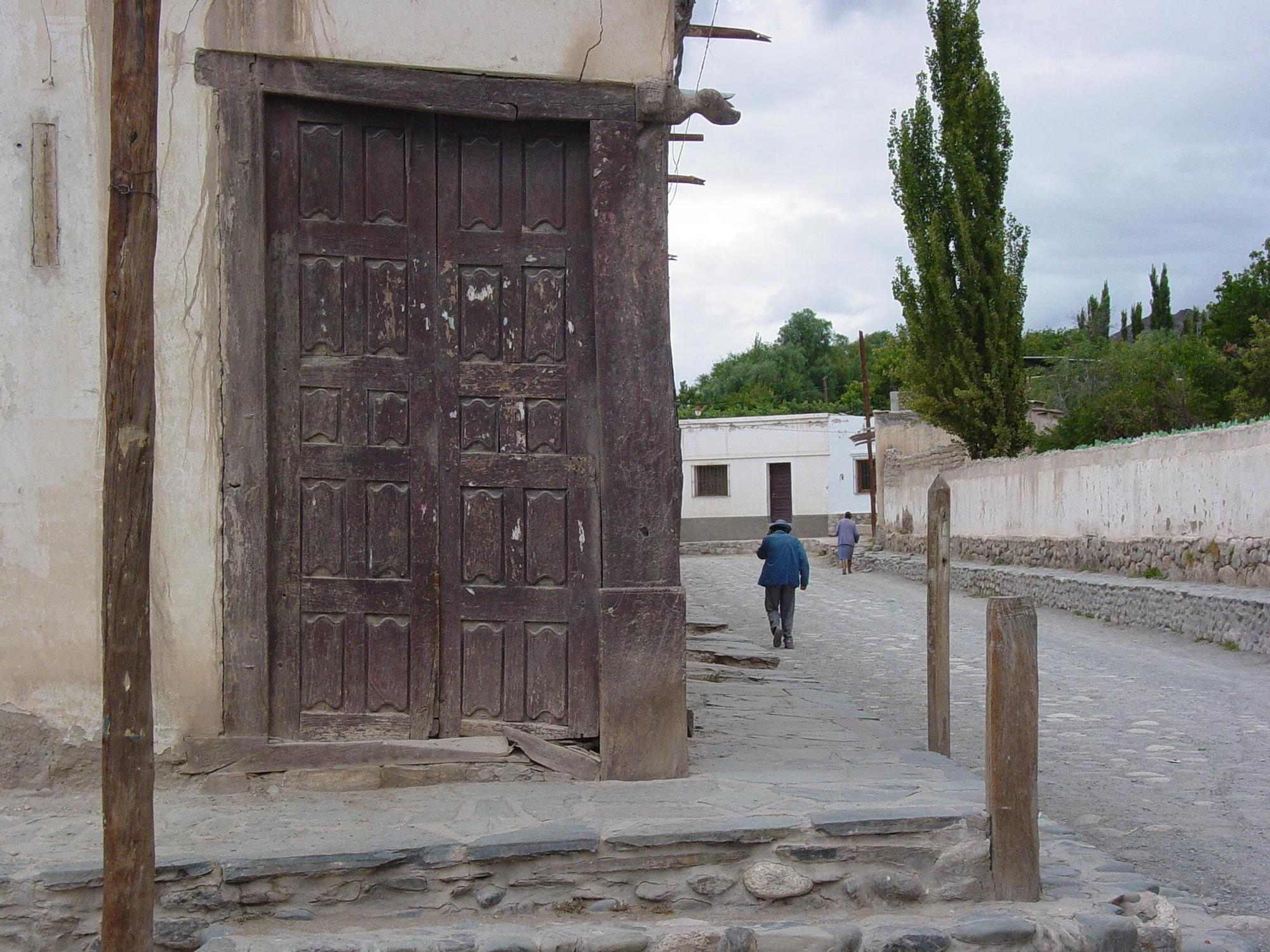 Puerta esquinera en Cachi.