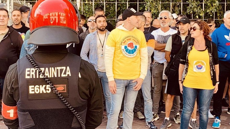 La Ertzaintza despliega a los antidisturbios ante las nuevas protestas de los agentes ante el Parlamento Vasco