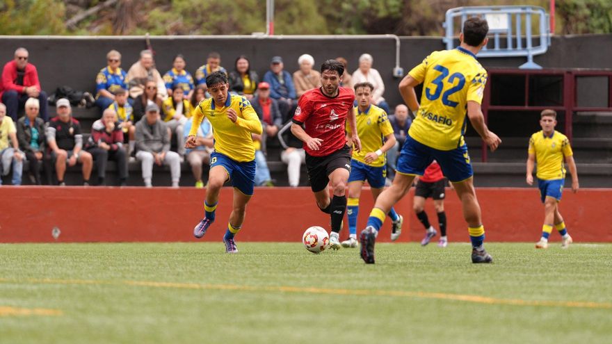 El Mensajero acaba con el invicto de Las Palmas Atlético y se abre la lucha por el liderato