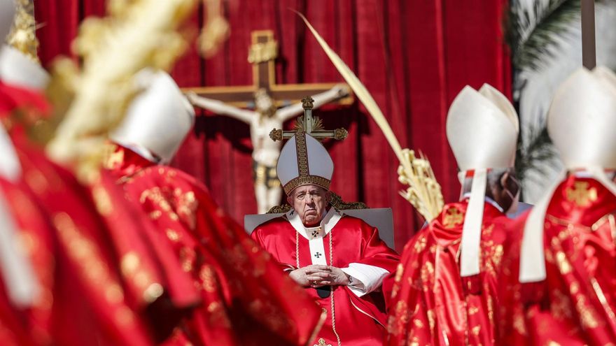 El papa lamenta la "locura de la guerra" en un Domingo de Ramos multitudinario
