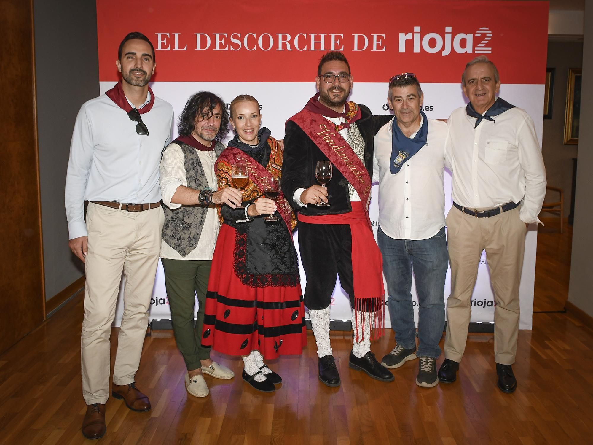 Joaquin Saenz, responsable de Aresol y otros miembros del equipo, acompñados de los Vendimiadores y José Manuel Trapero
