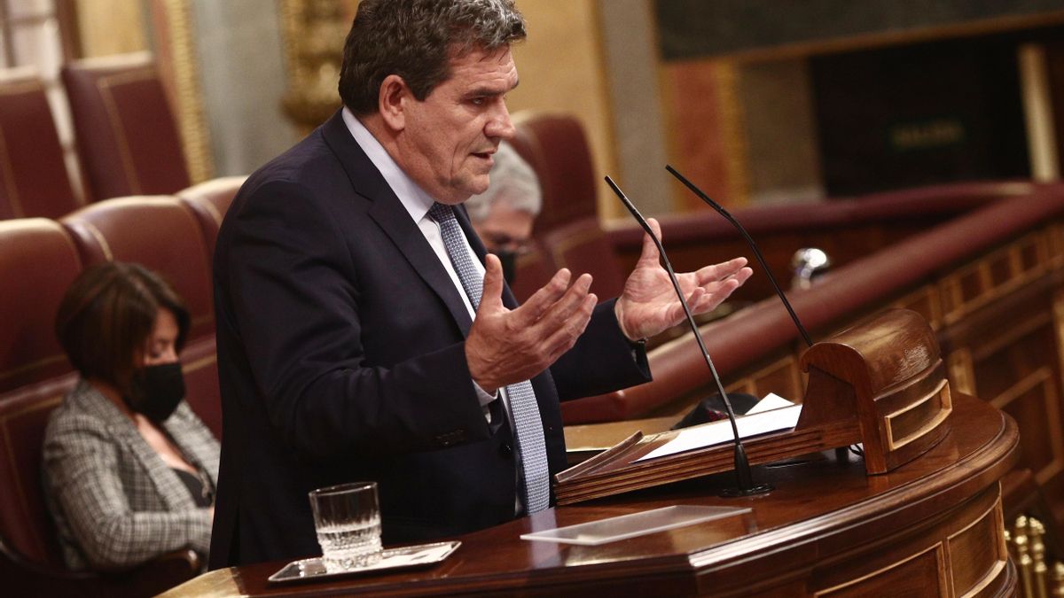 El ministro de Inclusión, Seguridad Social y Migraciones, José Luis Escrivá, interviene durante una sesión plenaria en el Congreso de los Diputados , en Madrid (España), a 18 de febrero de 2021. El pleno tiene lugar un día después de las manifestaciones o