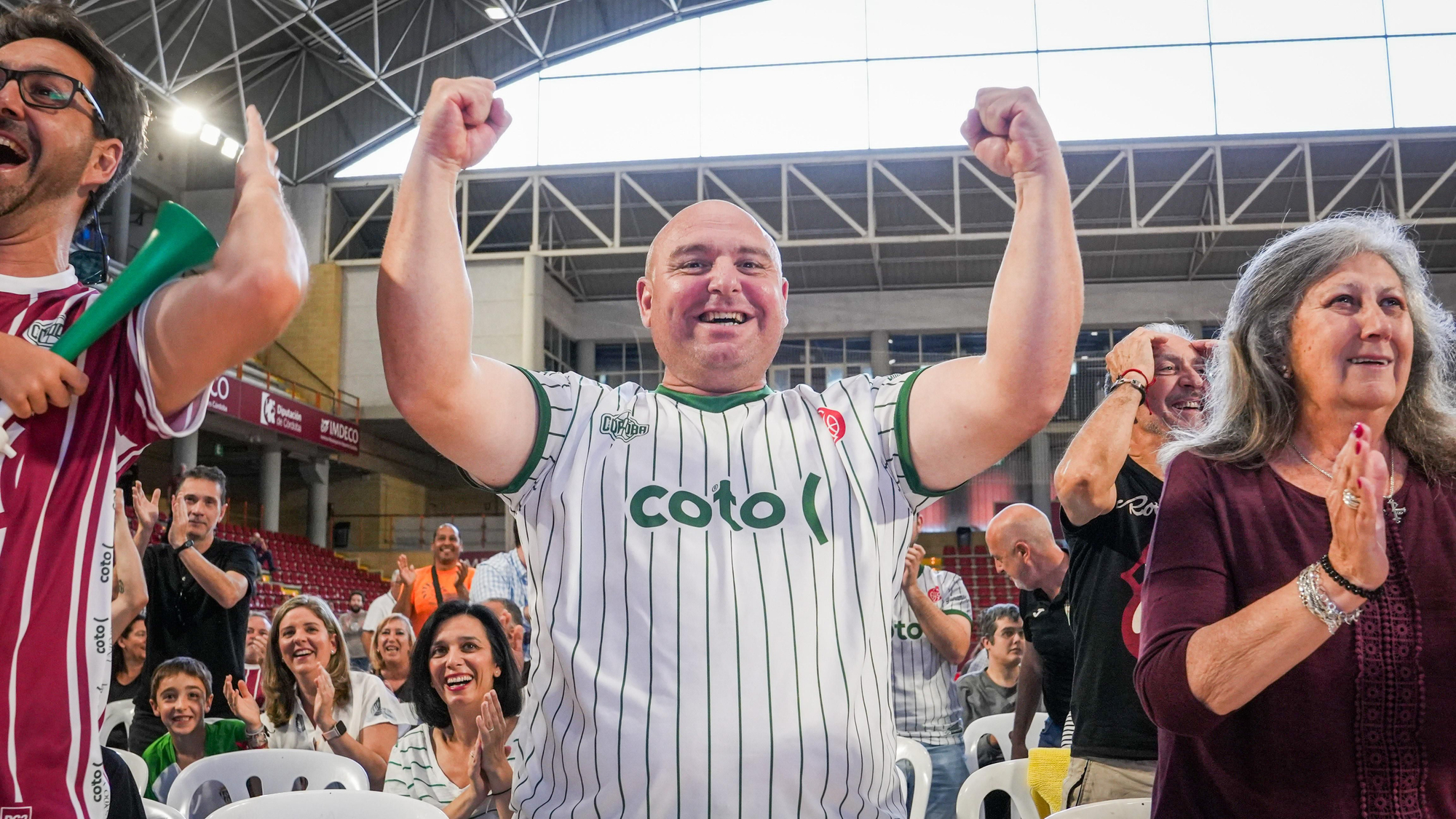 Aficionados del Coto Córdoba celebran frente a la pantalla gigante el ascenso de categoría