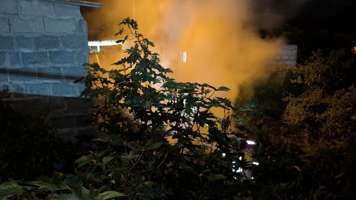 Incendio en un cuarto de apero en el casco urbano de Los Llanos