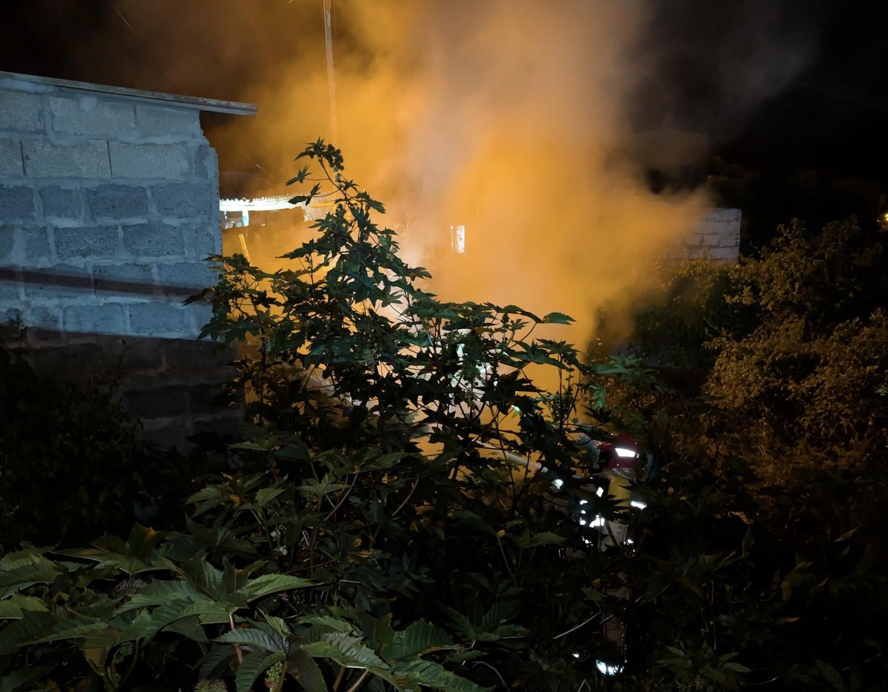 Un bombero en las tareas de extinción en un cuarto de aperos en el casco urbano de Los Llanos de Aridane durante la pasada noche.