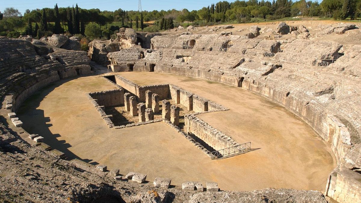 El anfiteatro de Itálica con la fossa bestiaria al aire.