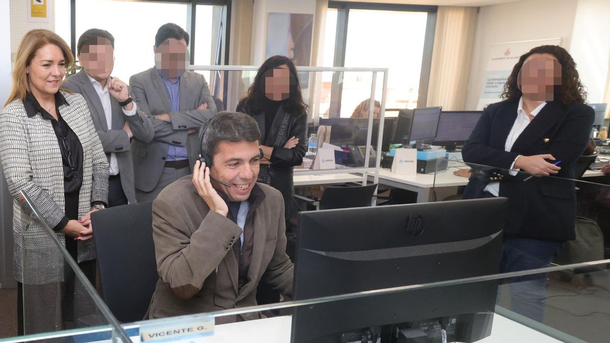 Visita de Carlos Mazón y de Susana Camarero al centro de teleasistencia el 5 de febrero de 2024.