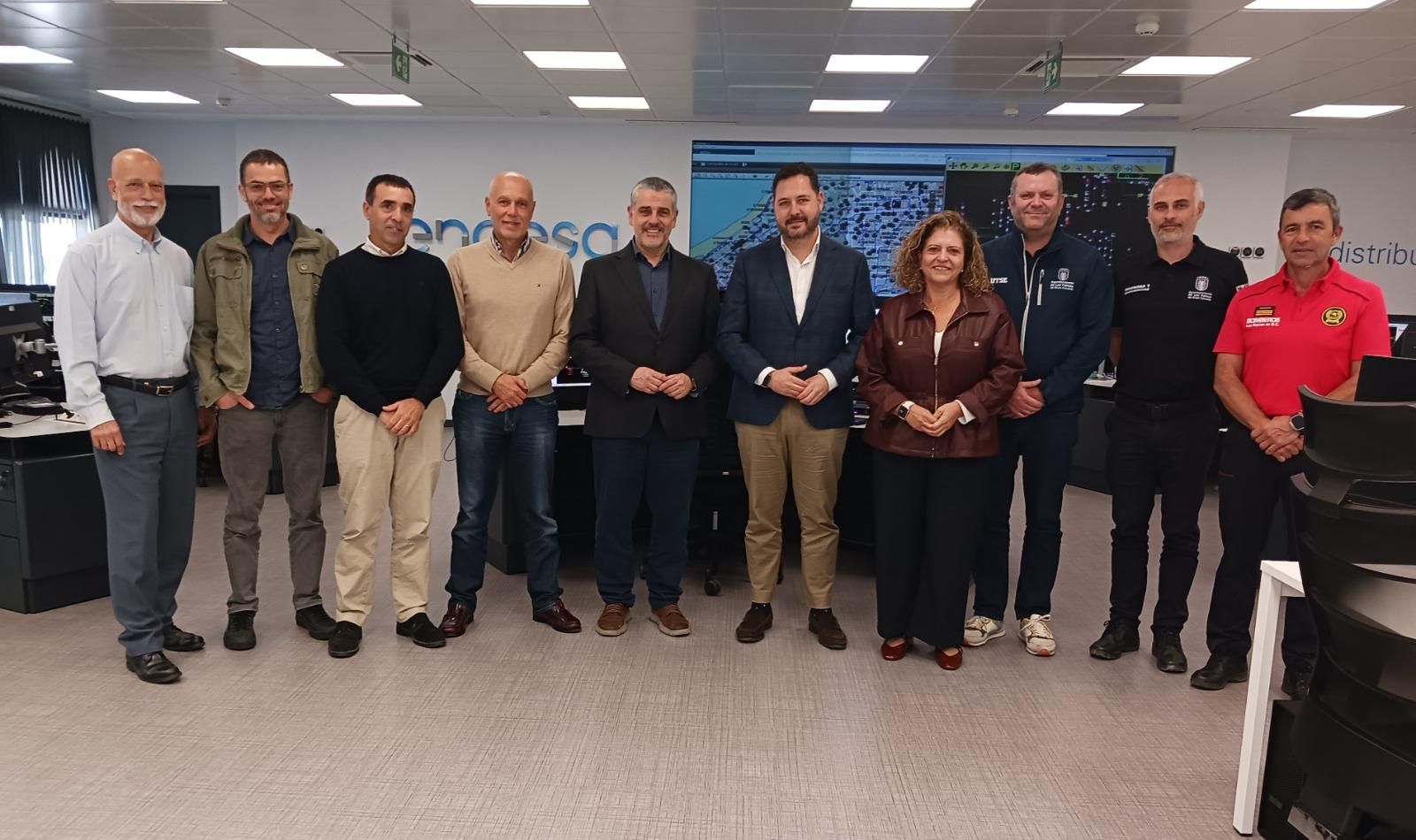 El concejal de Seguridad de Las Palmas de Gran Canaria, Josué Íñiguez, conoce el centro de control de Endesa.