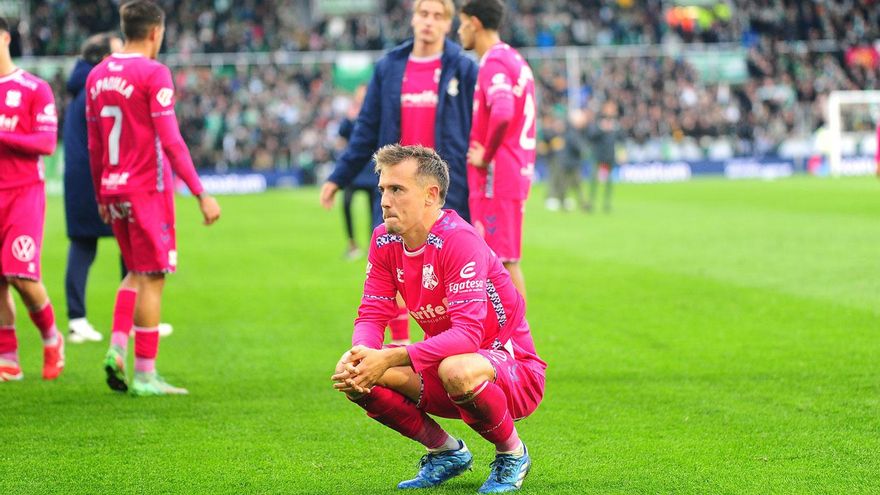 El CD Tenerife se queja del arbitraje en El Sardinero