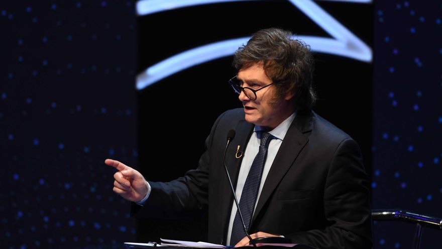 Milei recomienda no renovar plazos fijos en pesos y el dólar blue reacciona saltando a $945