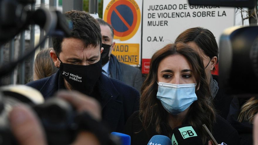 El fundador de Unidas Podemos, Pablo Iglesias (i) y la ministra de Igualdad, Irene Montero (d) a su llegada a los juzgados de Julián Camarillo en Madrid este miércoles antes del juicio contra el periodista de OK Diario, Alejandro Entrambasaguas por un presunto delito de acoso a sus hijos.
