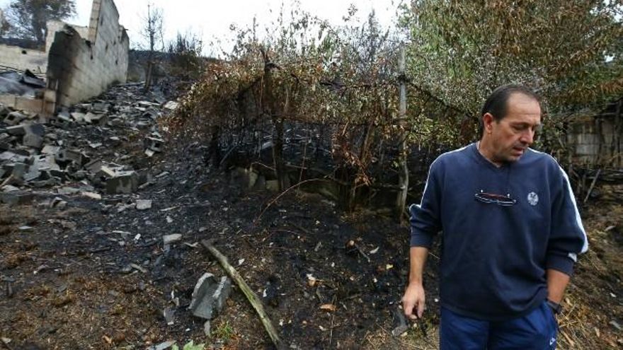 César Sánchez / ICAL El presidente de la junta vecinal de de San Pedro de Paralela (León), perteneciente al municipio de Fabero, Manolo Ruíz, junto a su nave totalmente calcinada por el fuego.