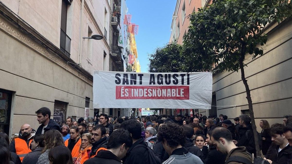 Movilización vecinal en Barcelona contra el desahucio de Txema, inquilino en una finca de ‘colivings’ de un fondo