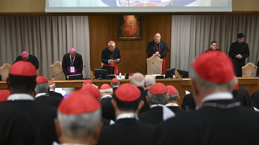 La carrera hacia el cónclave empieza con una derrota para los ultras: el cardenal Becciu da un paso al costado