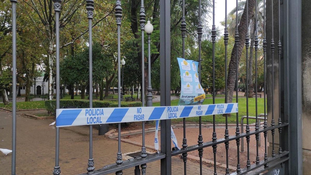 Imagen de archivo de cierre de los parques públicos en Córdoba por la alerta de viento.