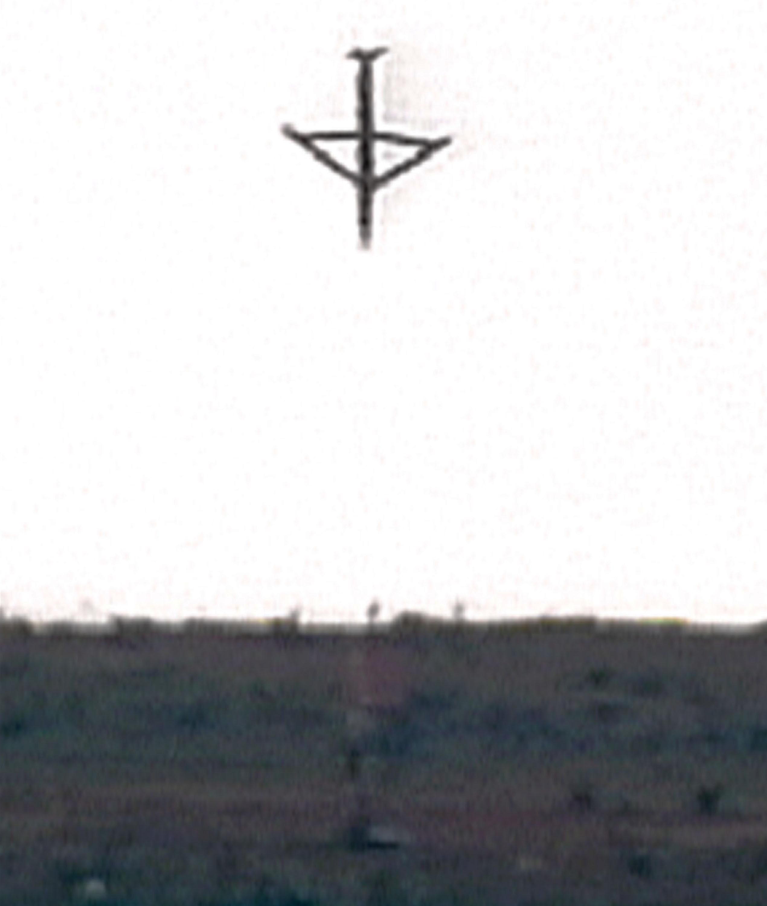 Foto de un folleto de la Fuerza Aérea de EE. UU., se ve una bomba de diámetro pequeño (SDB) Boeing GBU-39/B justo antes del impacto en el objetivo durante un vuelo de prueba