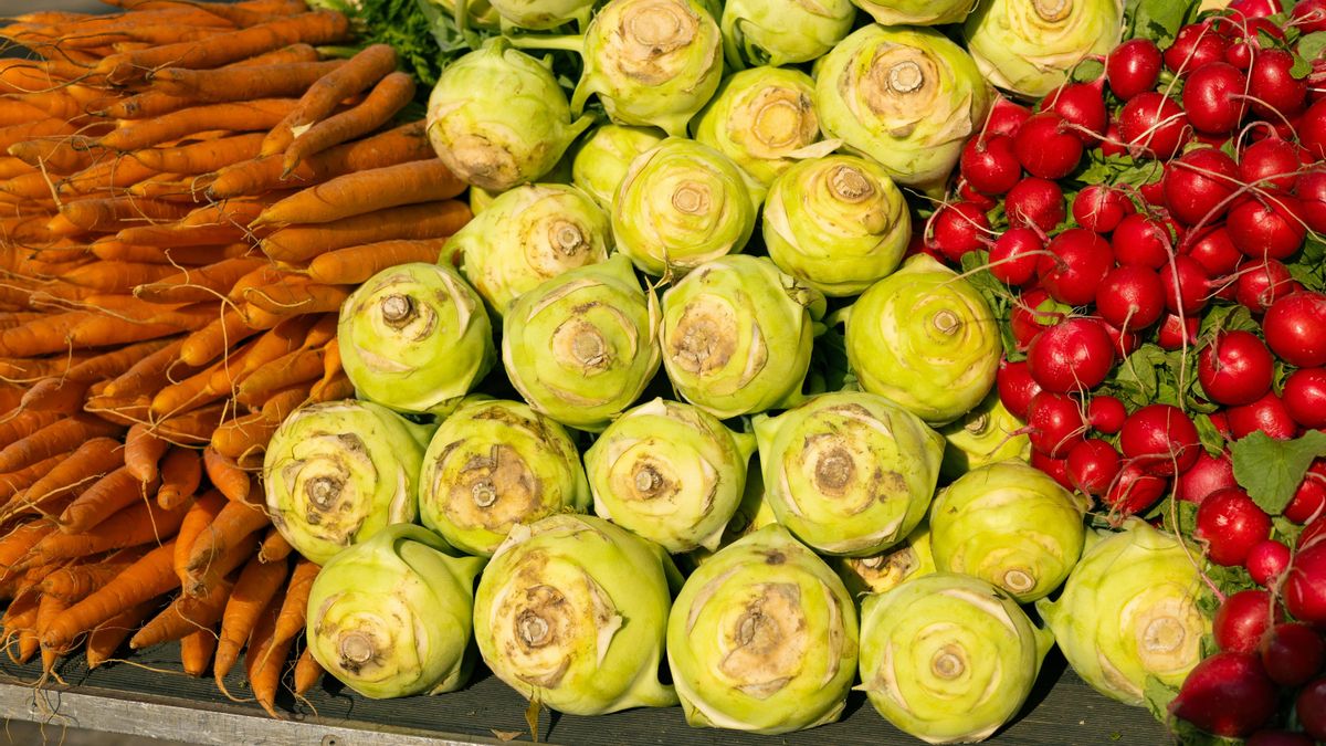 Bulbos de colinabo en el puesto de un mercado.