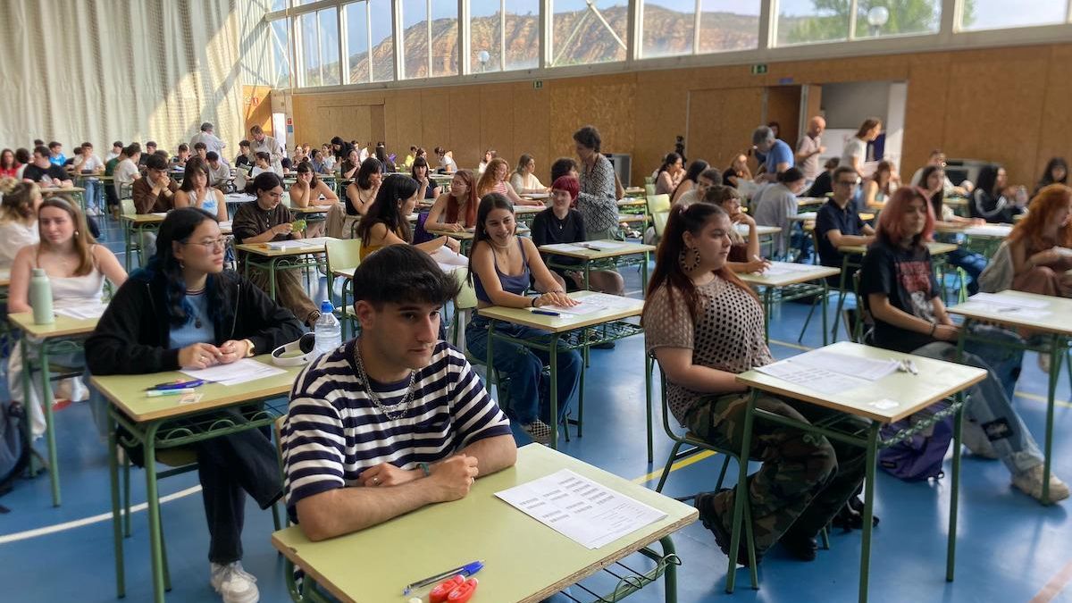 Examen de Pau en el polideportivo universitario