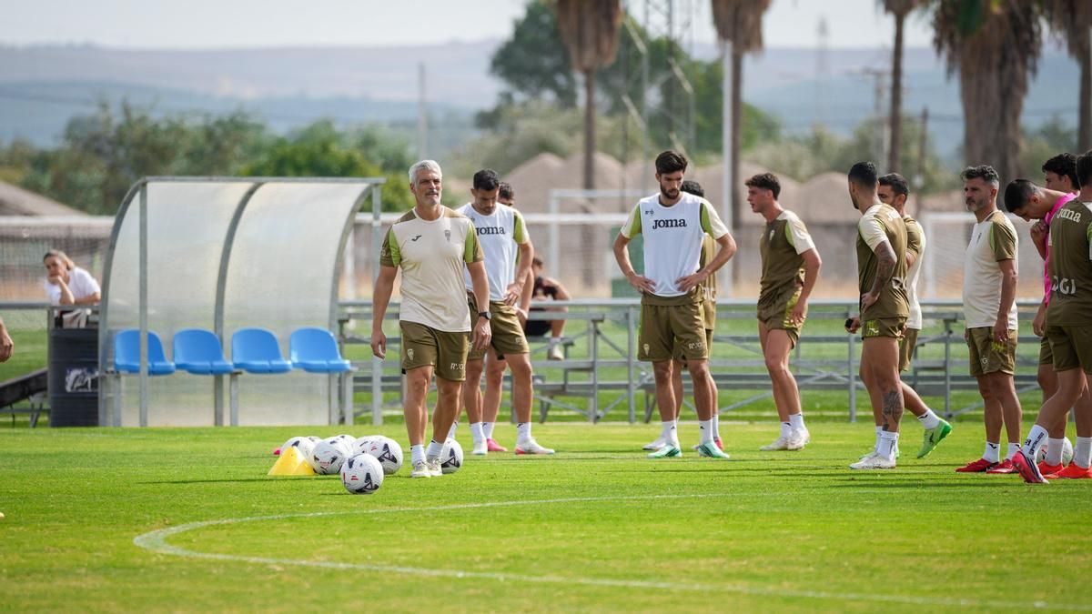 El Córdoba CF digiere el golpe de Elda con caras serias y sin Kevin Medina
