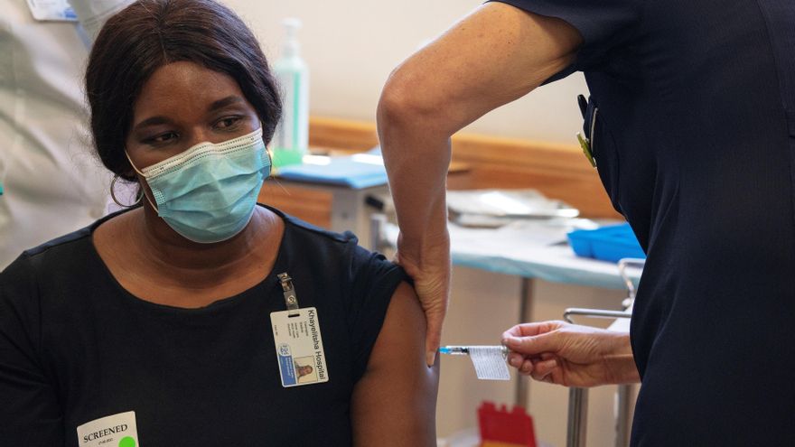 Una trabajadora sanitaria recibe la vacuna Johnson & Johnson Covid-19 contra el coronavirus en Ciudad del Cabo, Sudáfrica, el 17 de febrero de 2021.