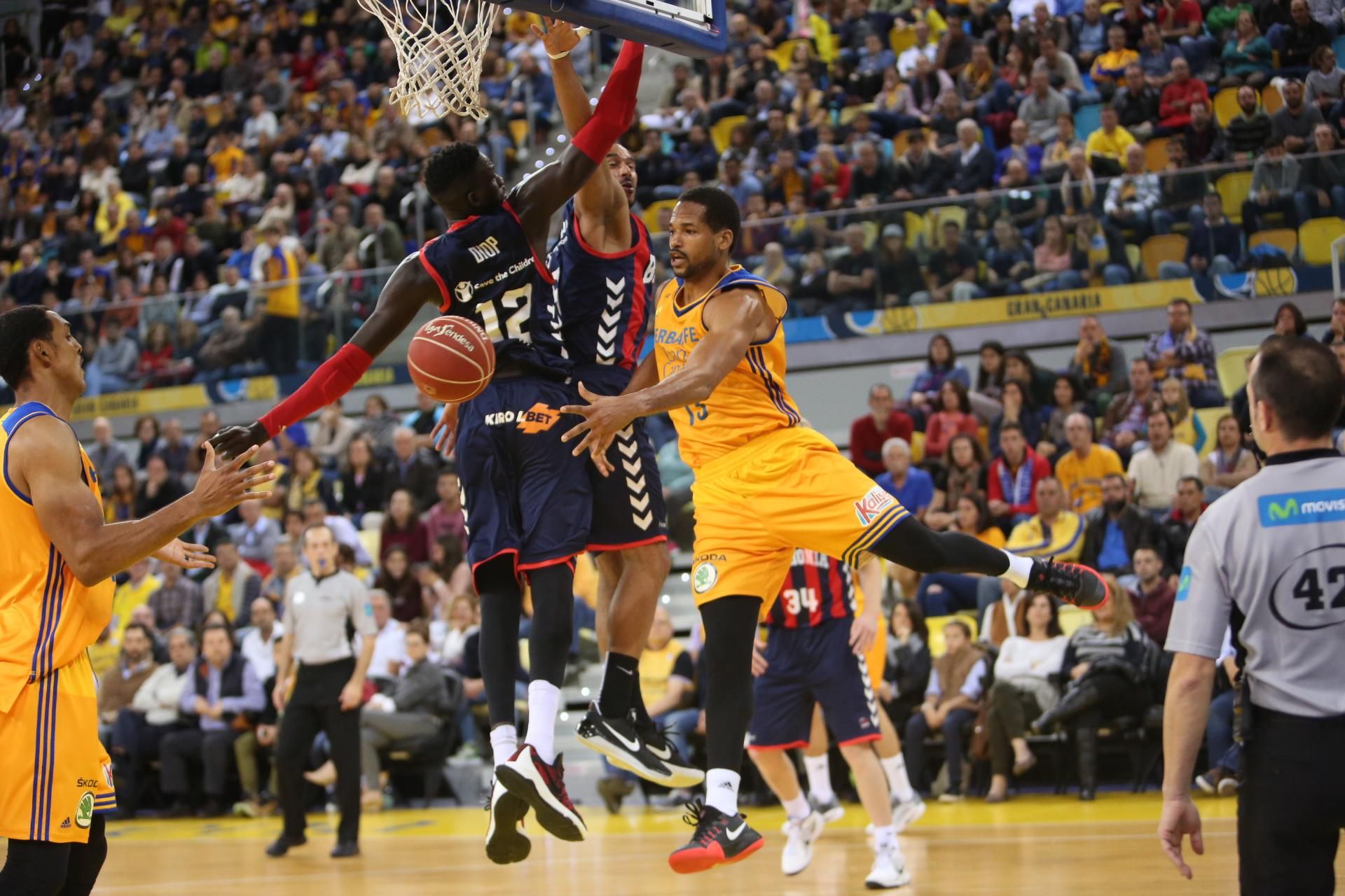 Imágenes del encuentro entre el Herbalife Gran Canaria y el Saski Baskonia. Alejandro Ramos.