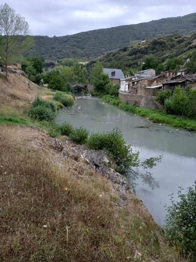 Cabrera Natural denuncia ante las autoridades vertidos de las pizarreras al río Cabrera. Imagen de La fueya cabreiresa